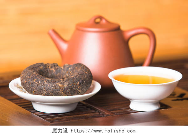 中国茶具和普洱茶茶饼在托盘上
